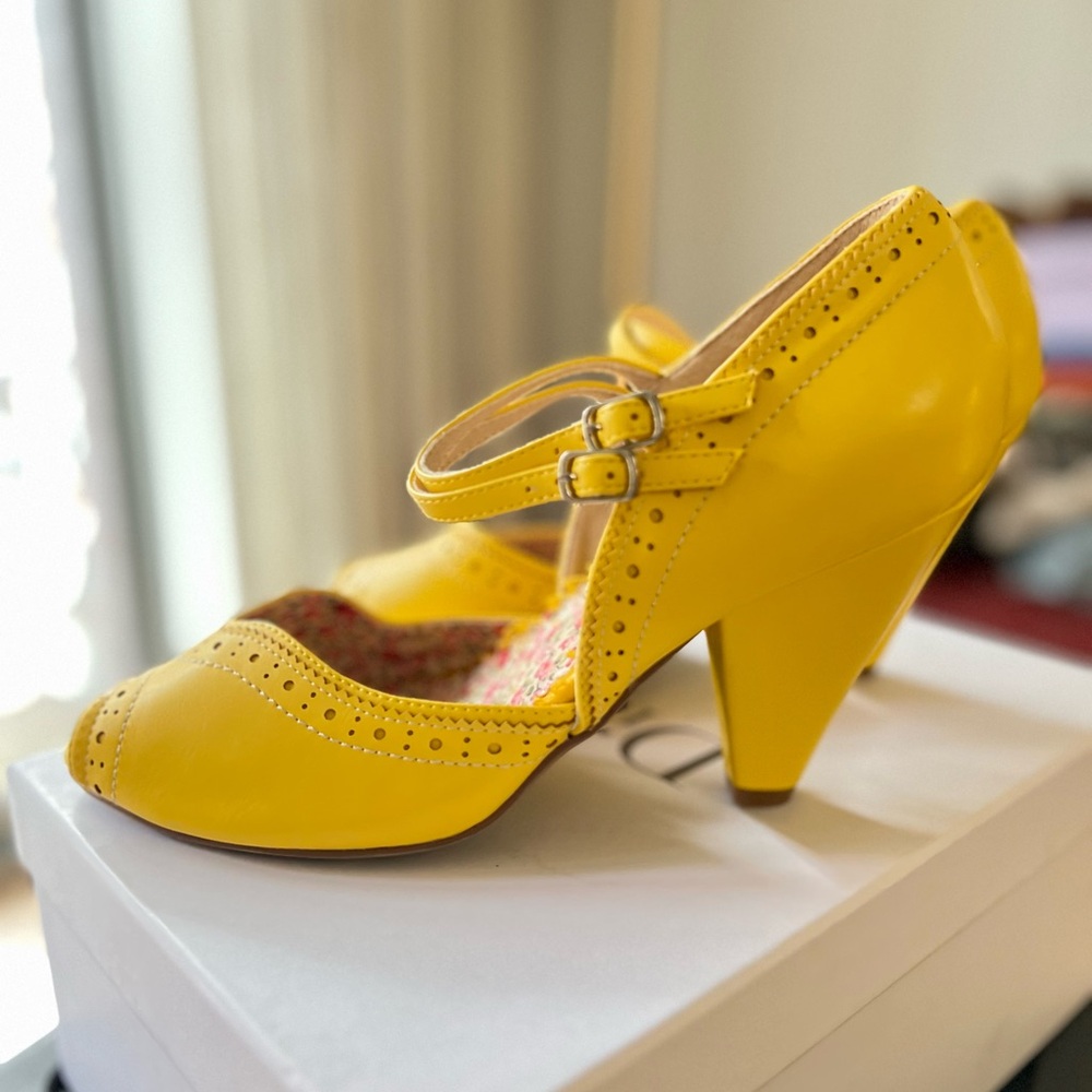 Bettie Page by Ellie Bright Yellow Mary Jane Heels - Picture 2 of 5